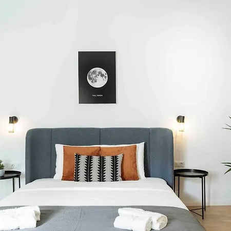 Bright 3Br Flat-Top Location-Green View Balcony Apartment